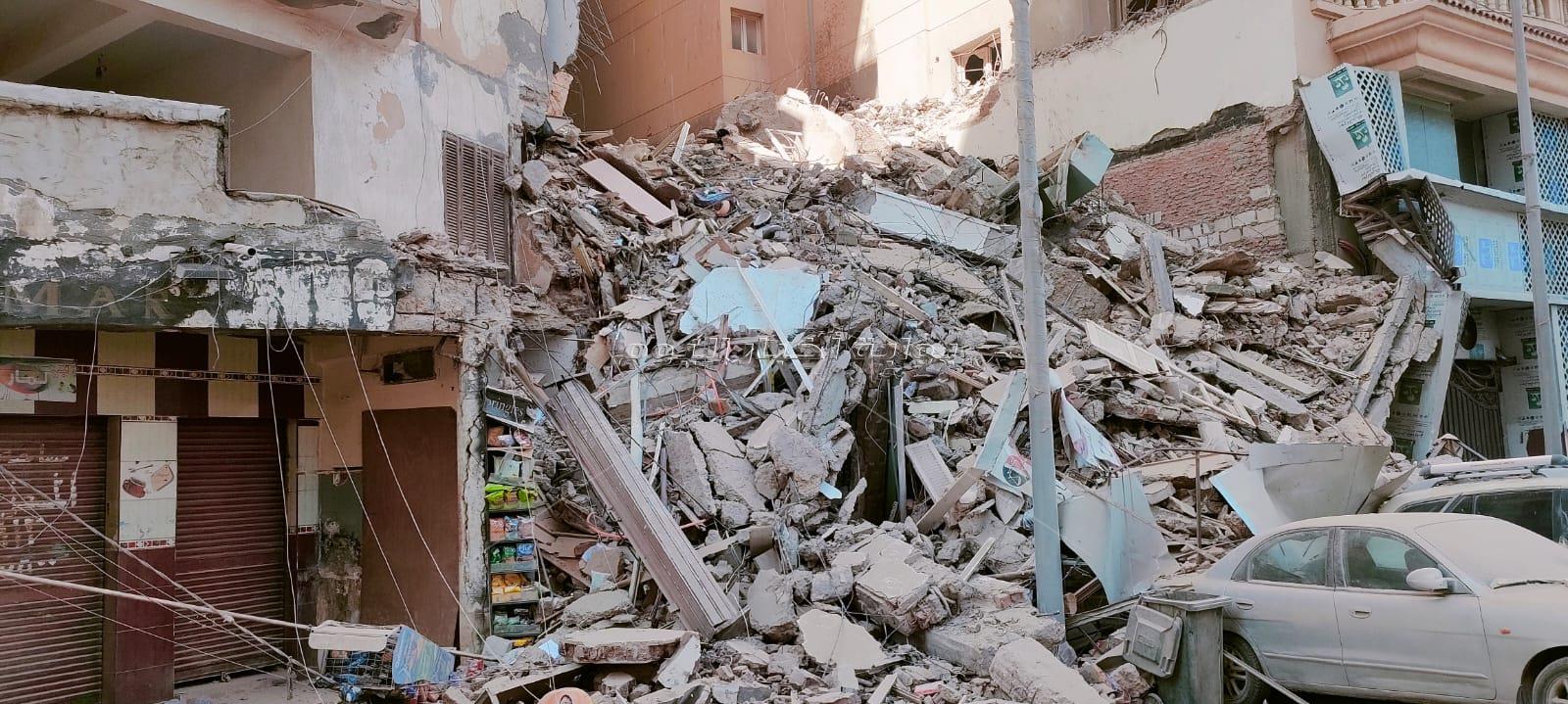 انهيار عقار من 13 طابق بالإسكندرية والحماية المدنية تكافح لإنقاذ السكان