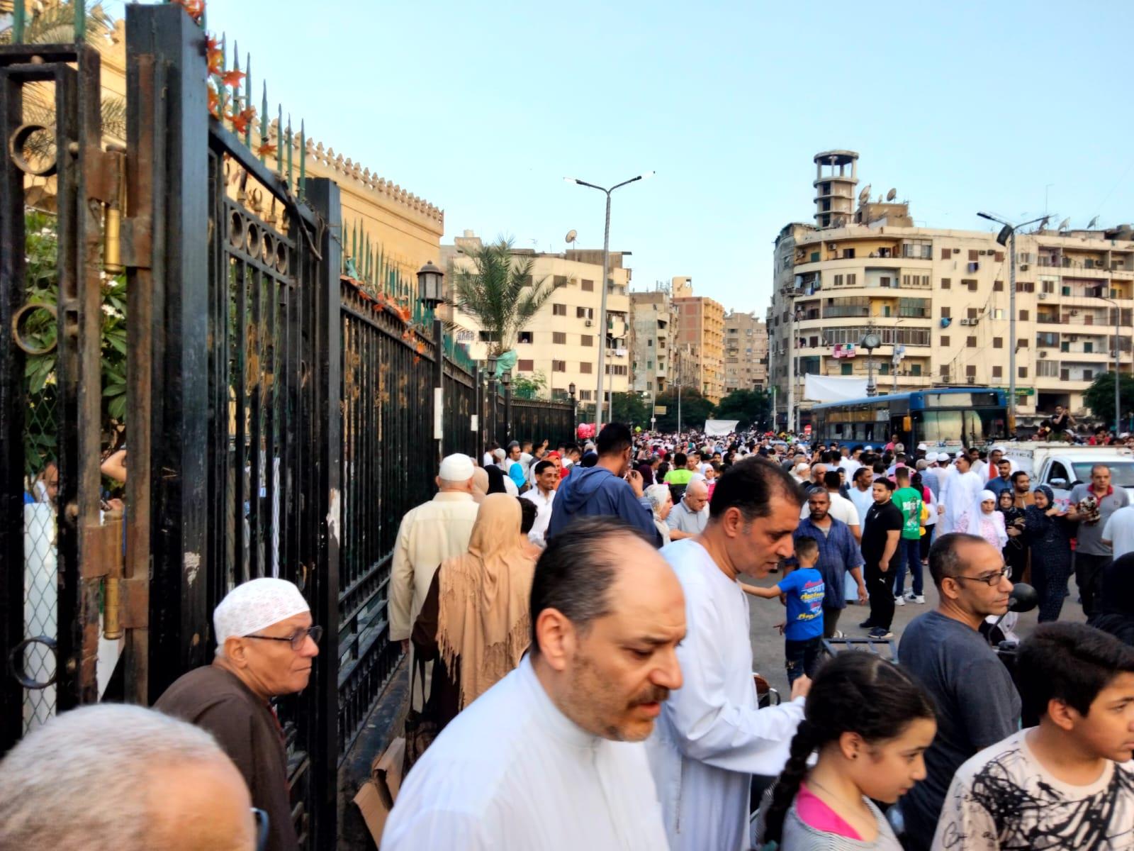 الآلاف يؤدون صلاة عيد الأضحى بمسجد السيدة زينب بالقاهرة