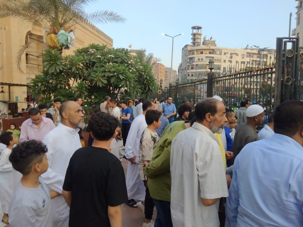 الآلاف يؤدون صلاة عيد الأضحى بمسجد السيدة زينب بالقاهرة