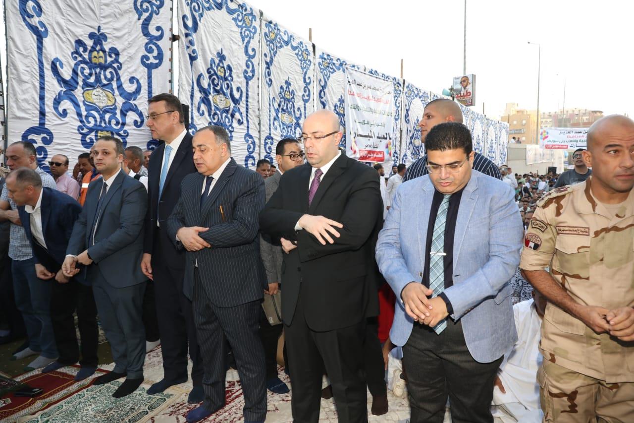 محافظ بني سويف يؤدي صلاة عيد الأضحى في  ساحة مسجد عمر بن عبدالعزيز