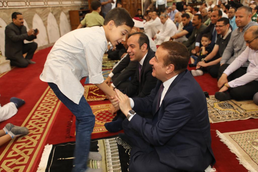 محافظ المنوفية  يؤدى صلاة عيد الأضحى المبارك ويشارك المواطنين فرحتهم بالعيد