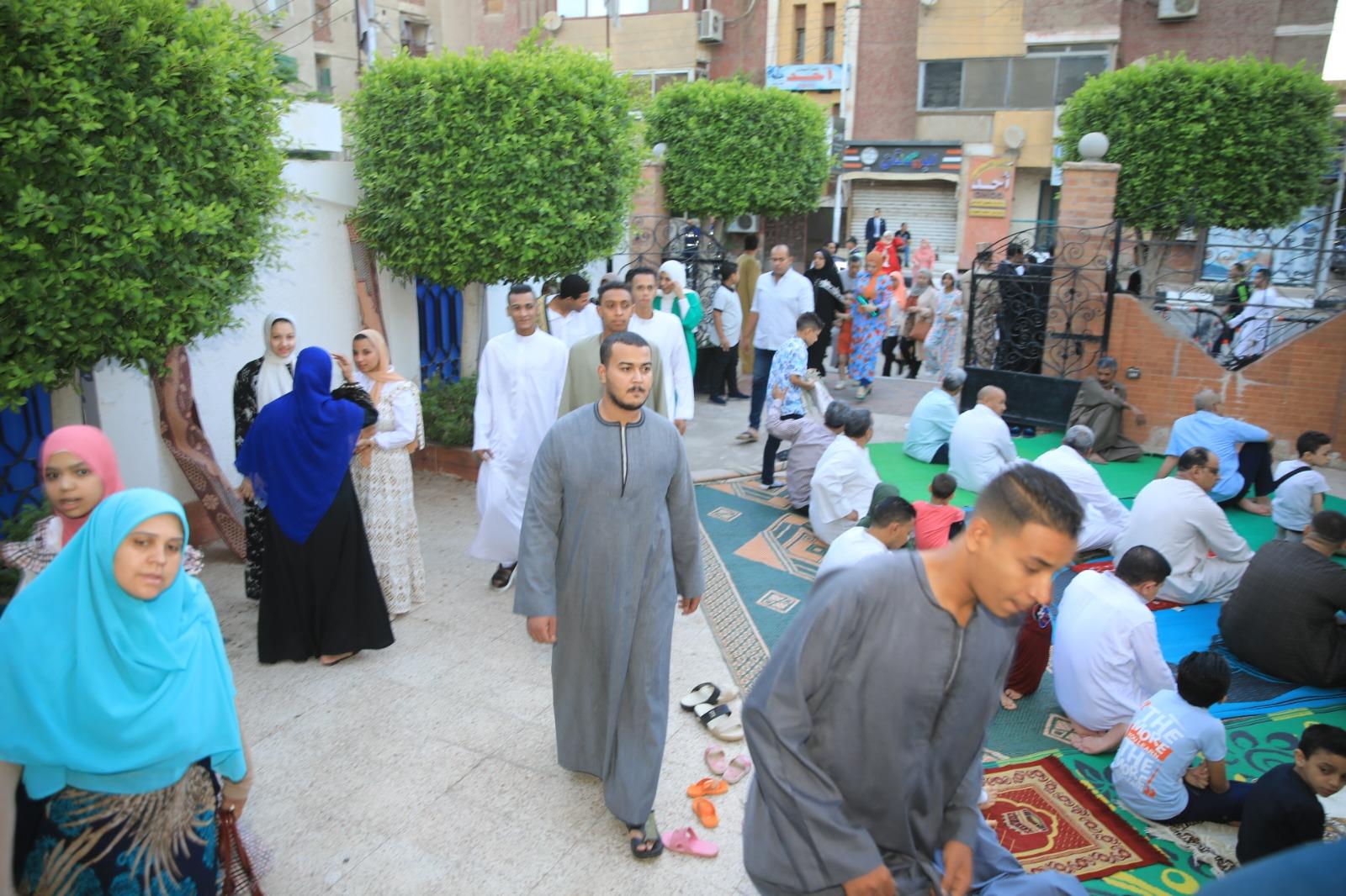 محافظ سوهاج يؤدي صلاة عيد الأضحى المبارك بمسجد "الشرطة" بمدينة ناصر