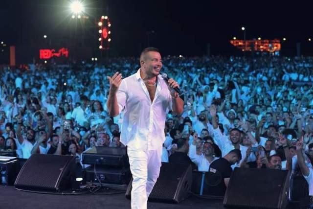 عمرو دياب يتألق بالغناء بحفل كامل العدد بالساحل الشمالي