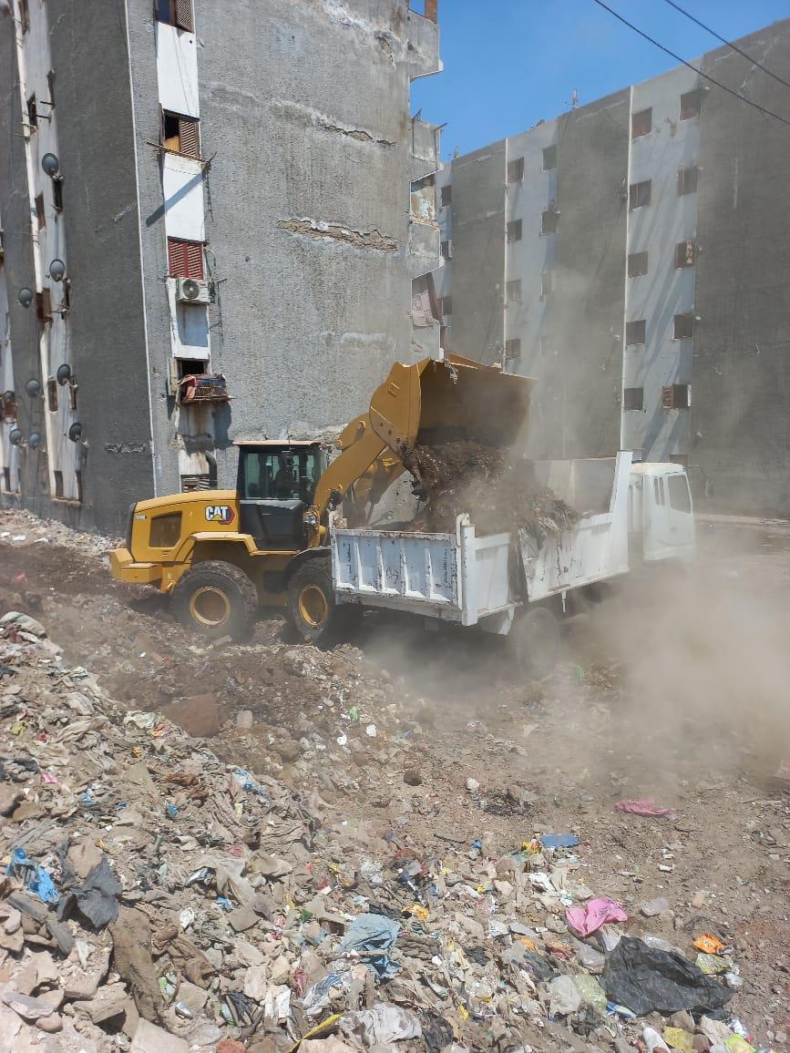 محافظ أسيوط: حملة مكبرة لرفع كافة تراكمات القمامة والمخلفات بمحيط مساكن الايواء بعرب المدابغ بنطاق