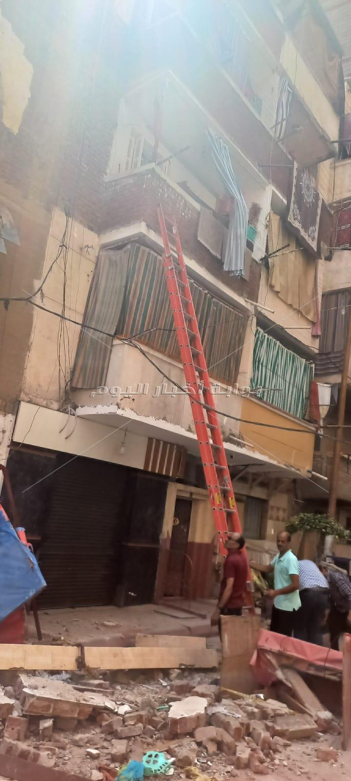 إزالة شرفات آيلة للسقوط بعقار في الإسكندرية| صور 