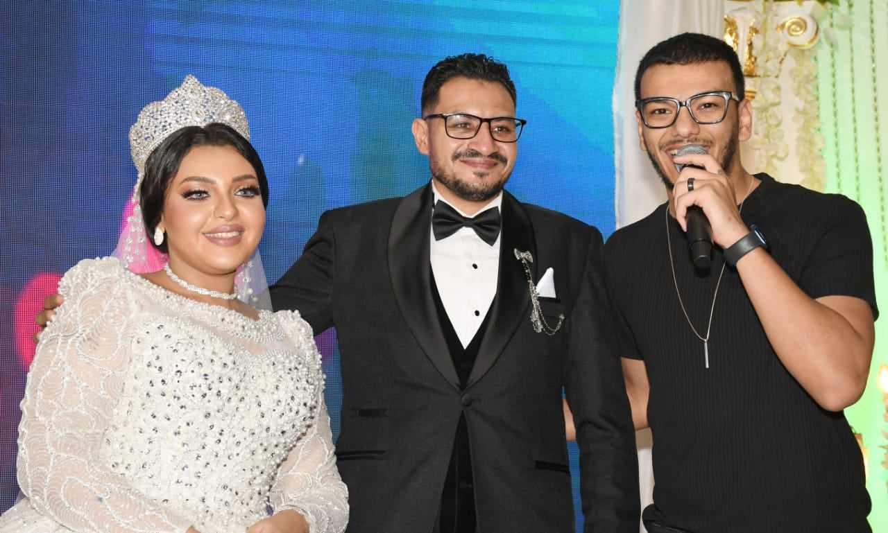 أمينة تحتفل بحفل زفاف ابنة مدير أعمالها بمشاركة حوده بندق ومحمد عبد المنعم 
