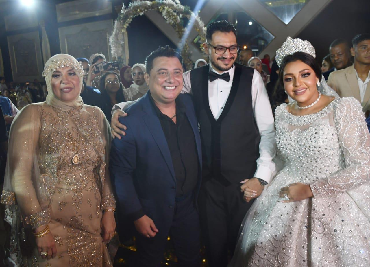 أمينة تحتفل بحفل زفاف ابنة مدير أعمالها بمشاركة حوده بندق ومحمد عبد المنعم 