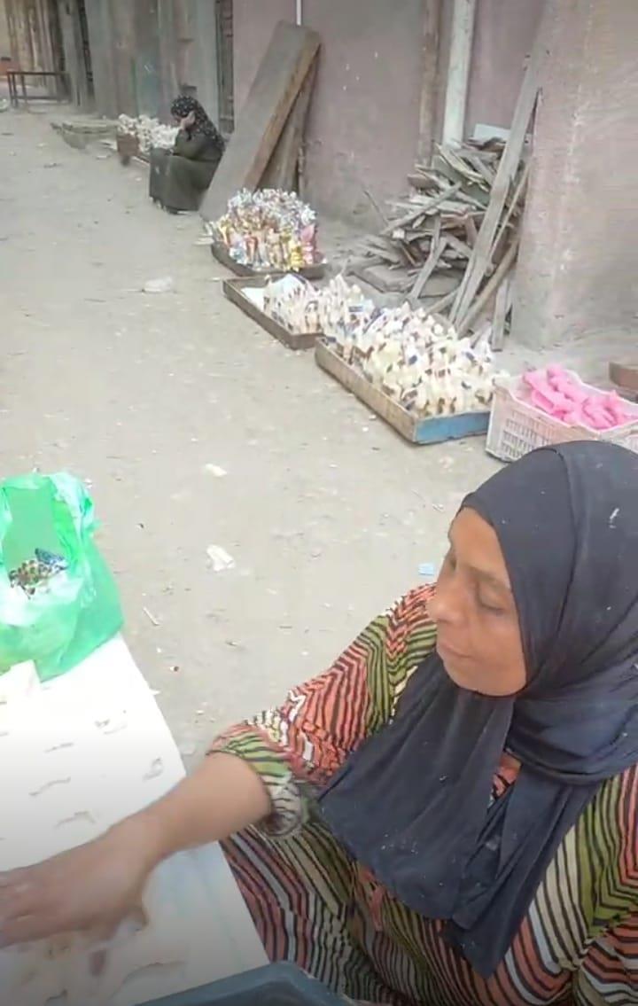 بالفيديو والصورفرحة  عاملات الحلوى بمصانع تصنيع حلوى المولد بمحيط السيد البدوي بمدينة طنطا 