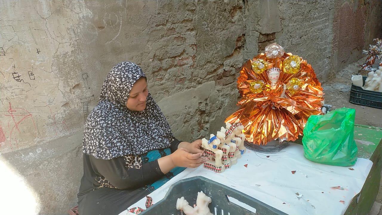 بالفيديو والصورفرحة  عاملات الحلوى بمصانع تصنيع حلوى المولد بمحيط السيد البدوي بمدينة طنطا 
