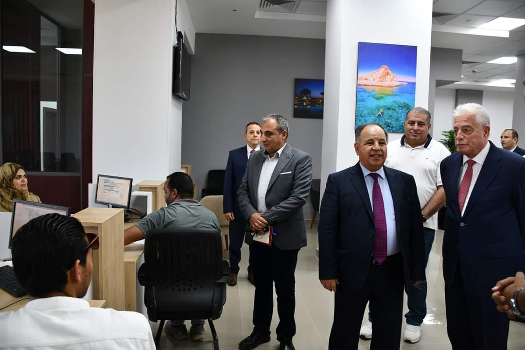 محافظ جنوب سيناء يصطحب وزير المالية في جولة تفقدية لمبني مجلس مدينة شرم الشيخ 