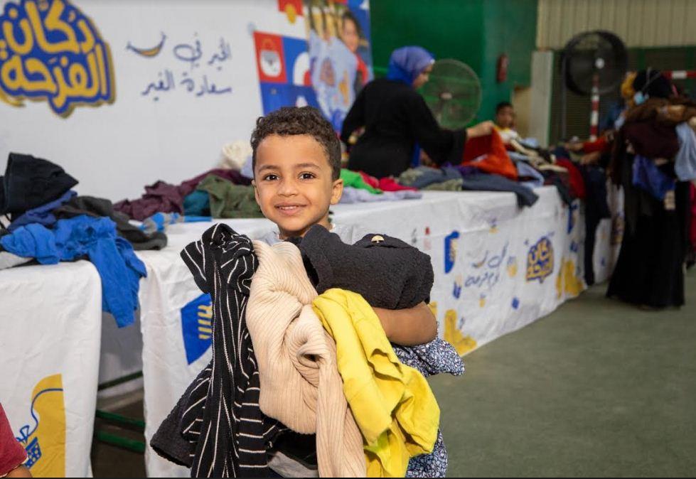 «دكان الفرحة».. توزيع 20 ألف قطعة ملابس على الأسر الأولى بالرعاية في قنا | صور