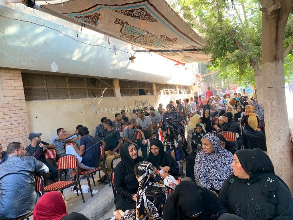 إقبال كثيف للمواطنين أمام الشهر العقاري لعمل توكيل للرئيس السيسي بالقاهرة