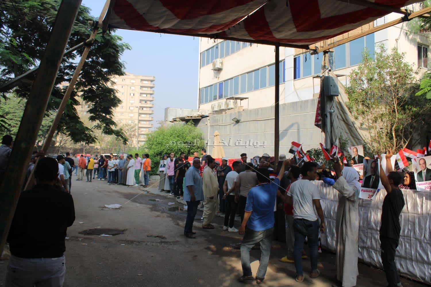إقبال كثيف للمواطنين أمام الشهر العقاري لعمل توكيل للرئيس السيسي بالقاهرة