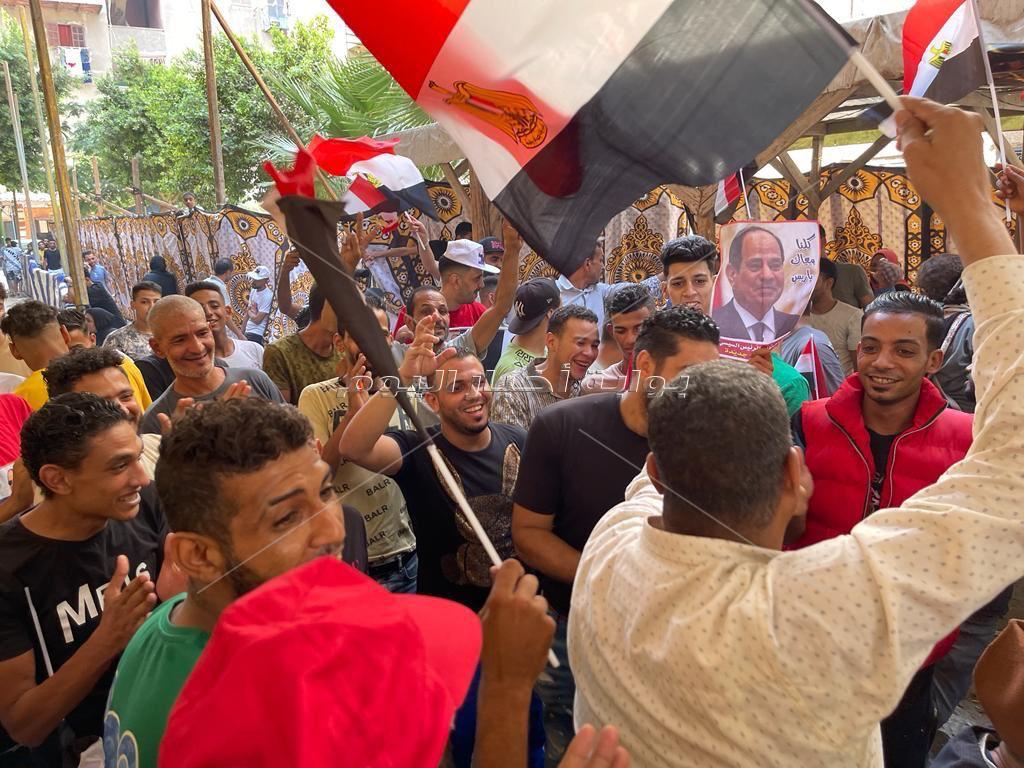 بالصور .. إقبال ملحوظ للشباب لتحرير توكيلات تاييد للرئيس السيسي بمحافظة القاهرة 