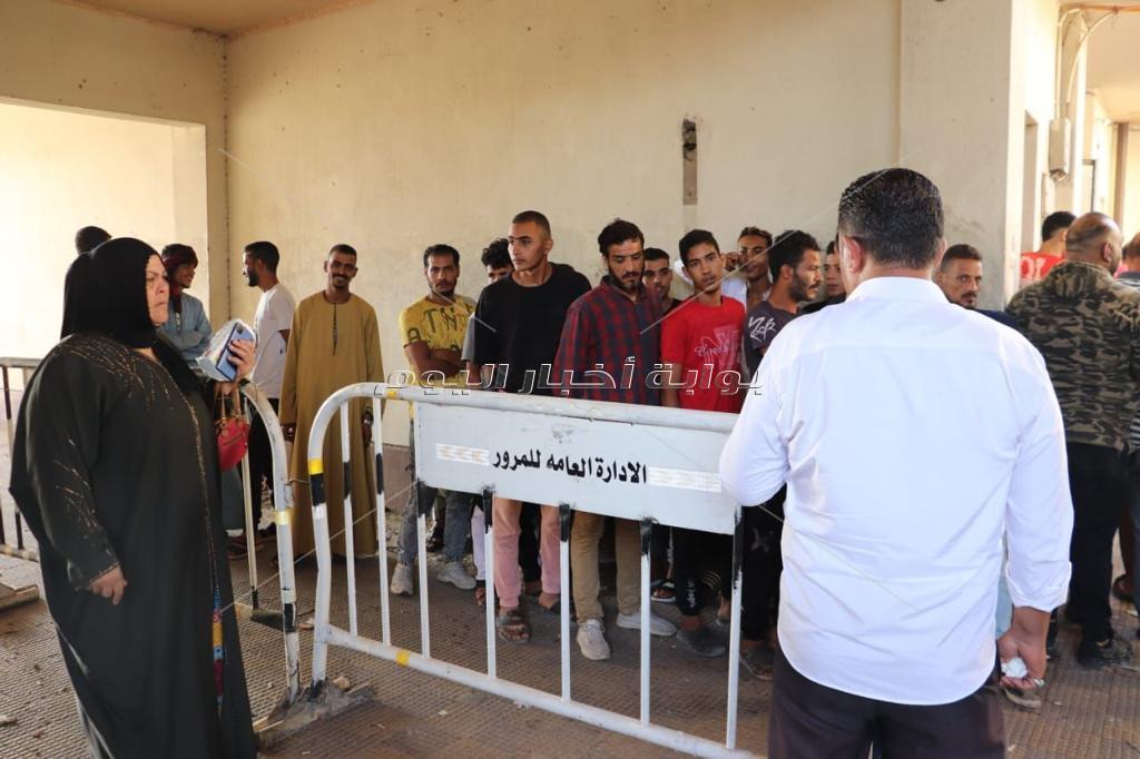 بالصور .. إقبال ملحوظ للشباب لتحرير توكيلات تاييد للرئيس السيسي بمحافظة القاهرة 