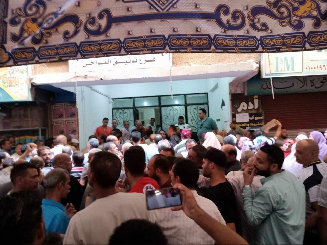  المنوفية: استمرار الزحام على مكتب الشهر العقارى  لتحرير التوكيلات للرئيس عبد الفتاح السيسي 