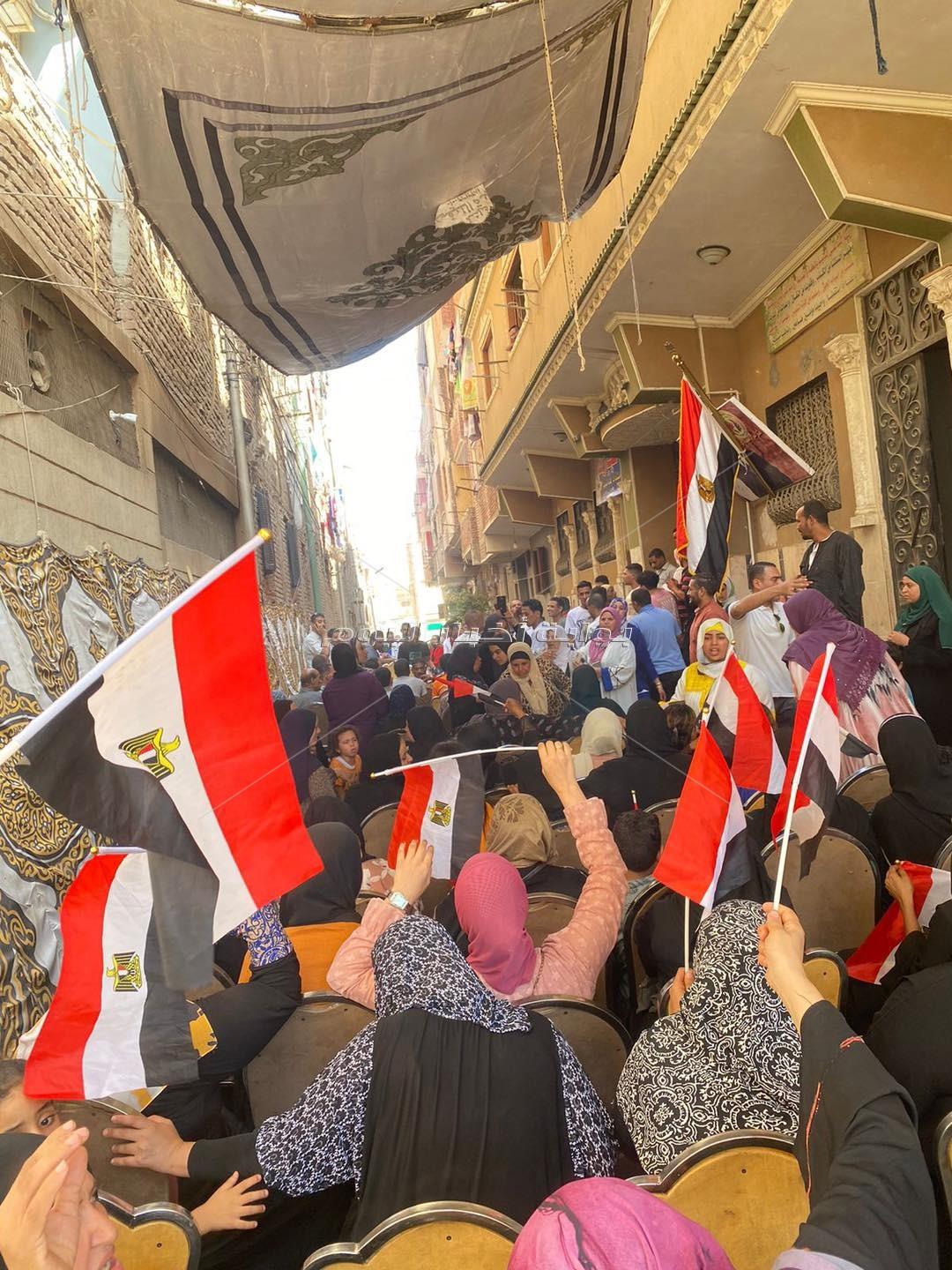 بالصور| ازدحام طوابير المواطنين بأوسيم أمام مكاتب التوثيق لترشيح الرئيس السيسي  