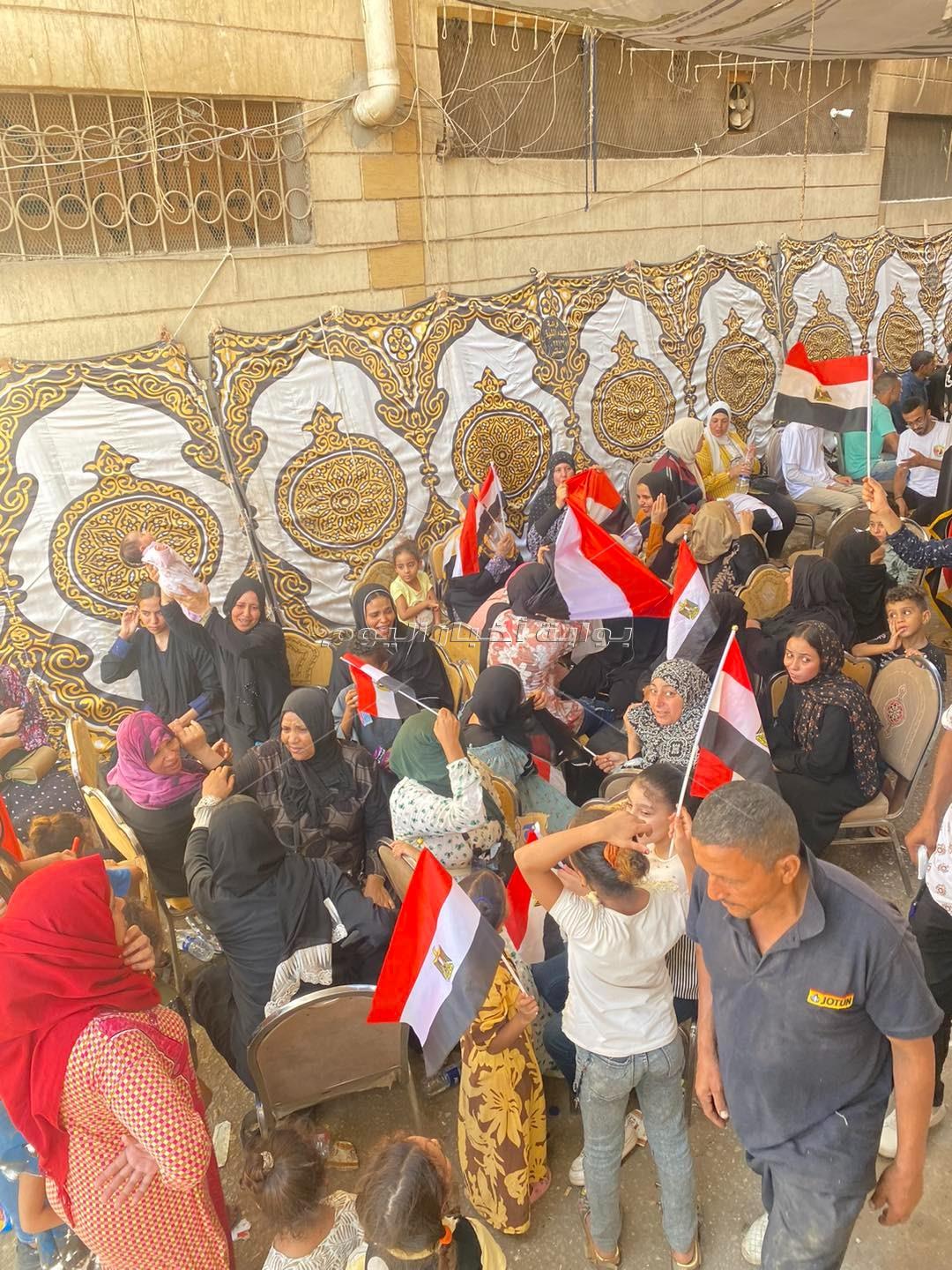 بالصور| ازدحام طوابير المواطنين بأوسيم أمام مكاتب التوثيق لترشيح الرئيس السيسي  
