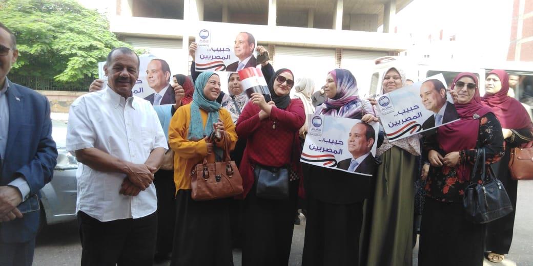 إقبالا متزايدا من المواطنين الراغبين  فى تحرير توكيلات لدعم ترشح الرئيس عبد السيسي