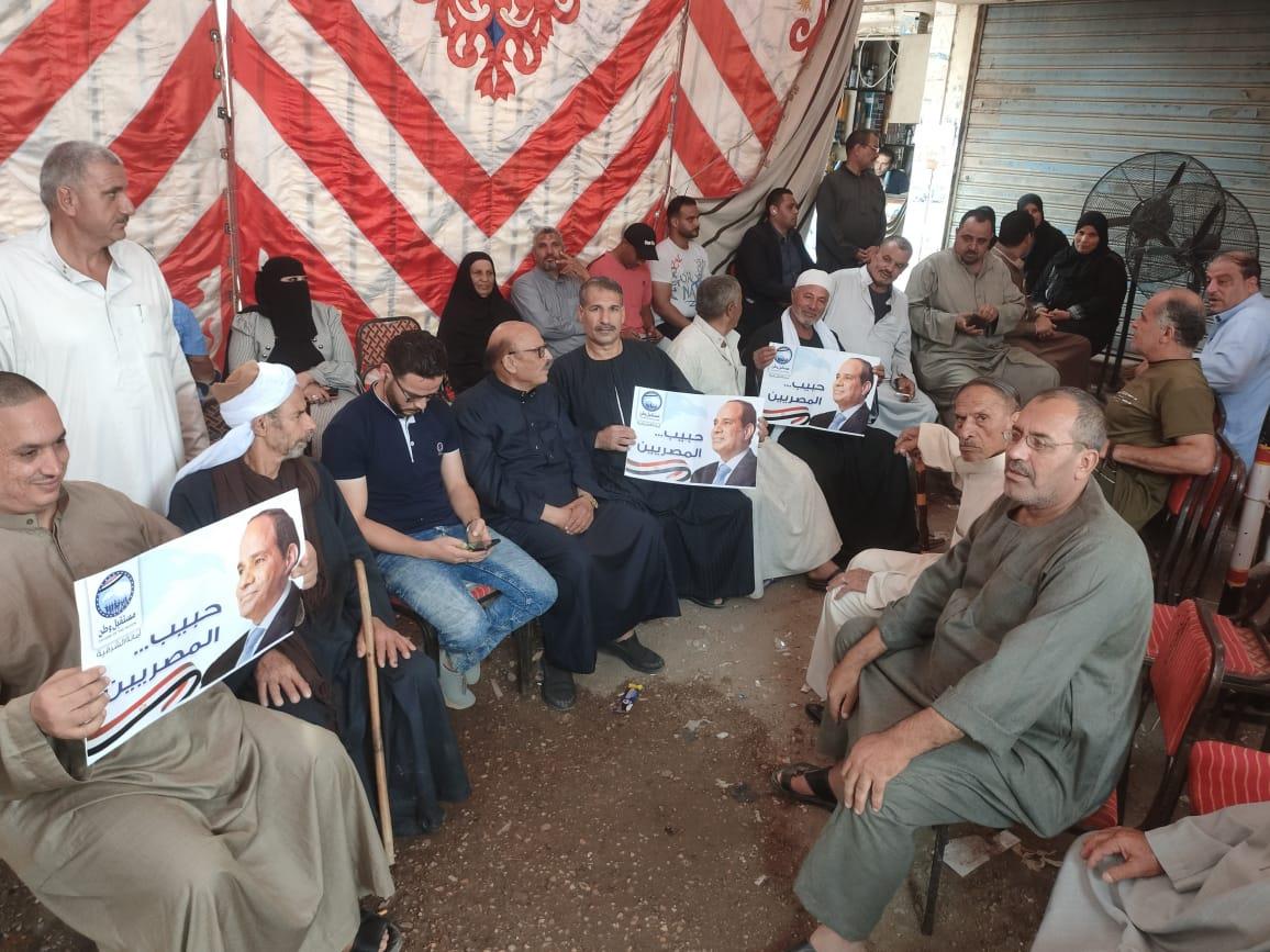 إقبالا متزايدا من المواطنين الراغبين  فى تحرير توكيلات لدعم ترشح الرئيس عبد السيسي