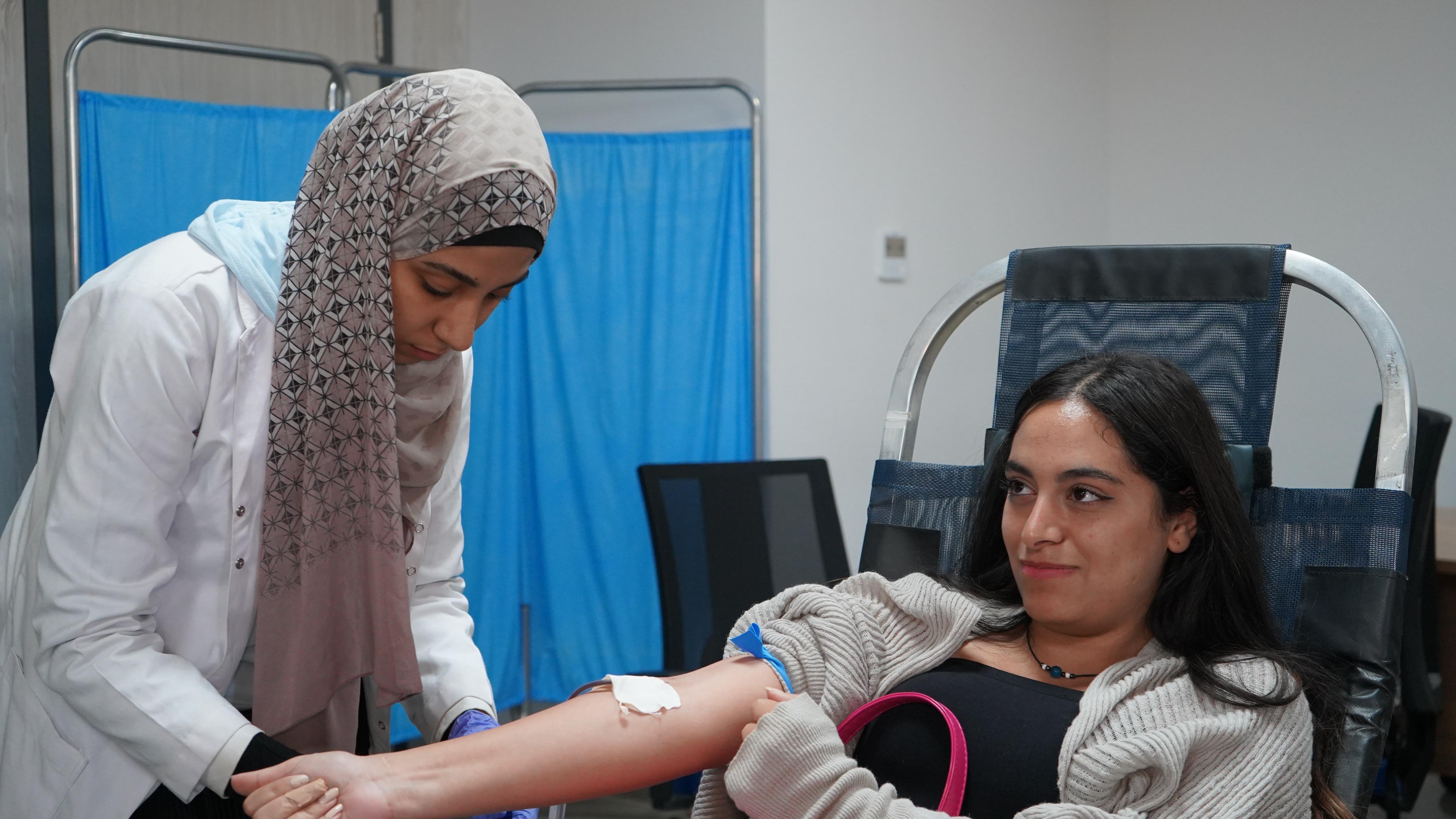 حملة للتبرع بالدم بجامعة الجلالة لصالح أهالي غزة