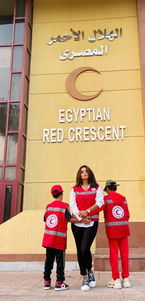 زينة مع أولادها في زيارة الهلال المصري تزامنا مع مرور الشاحنات لغزة