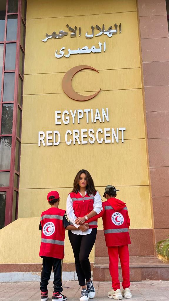 زينة مع أولادها في زيارة الهلال المصري تزامنا مع مرور الشاحنات لغزة