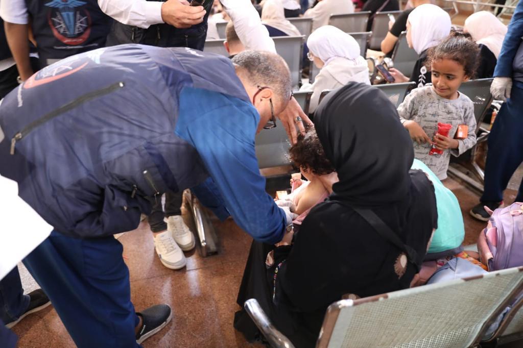 الصحة :وصول أول مجموعة من الأشقاء الفلسطينيين المصابين في أحداث غزة لعلاجهم بمصر