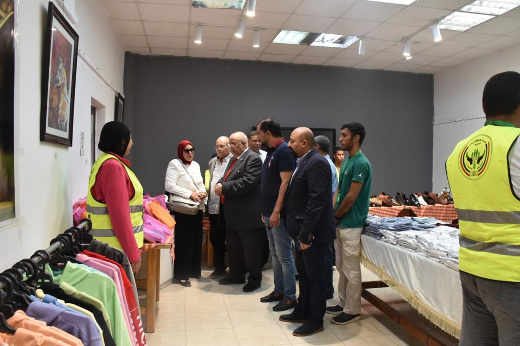 رئيس جامعة الأقصر يفتتح معرض ملابس للتخفيف عن كاهل الطلاب والطالبات
