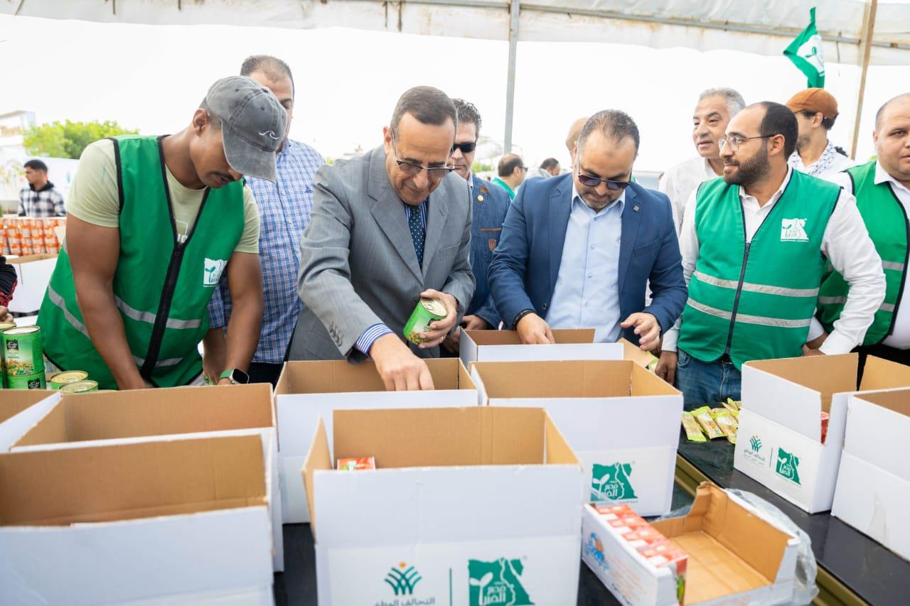 محافظ شمال سيناء يشهد  مع المجتمع الأهلي مشاركة  شباب المتطوعين في تعبئة المساعدات لقطاع غزة