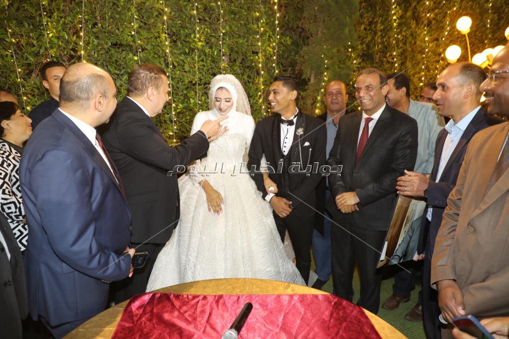 محافظ المنوفية وكيلاً لعروس من فتيات مؤسسة  البنات بشبين الكوم  خلال حفل زفافها 