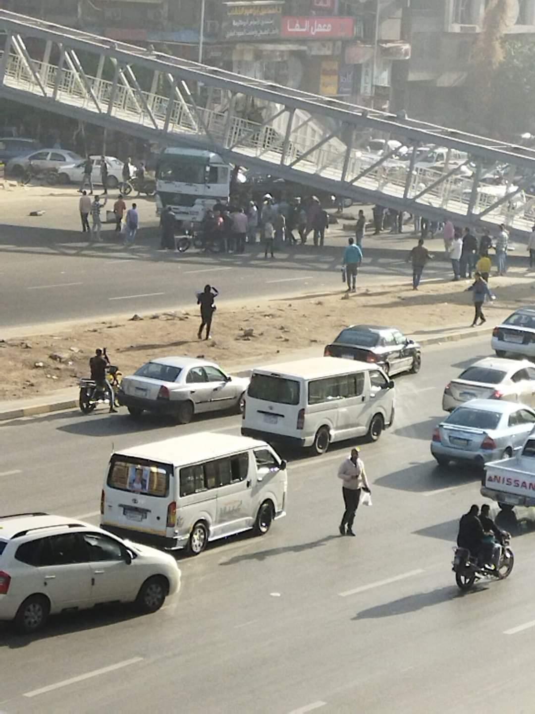 بالتفاصيل والصور سقوط كوبري مشاة في شارع أحمد عرابي بالجيزة