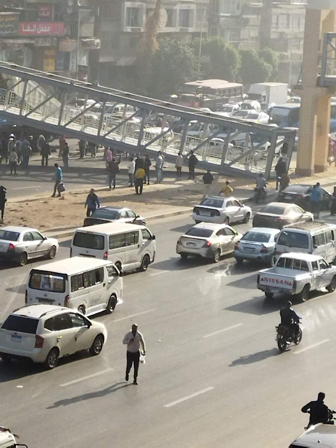 بالتفاصيل والصور سقوط كوبري مشاة في شارع أحمد عرابي بالجيزة