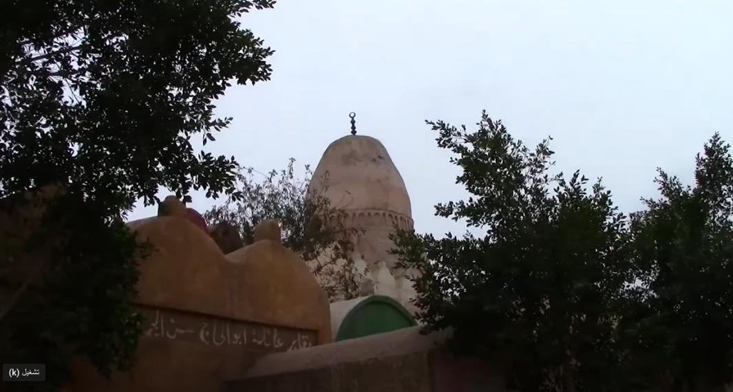 مقام وضريح محمد بن تميم الداري قبل سرقة اللوحات الأثرية