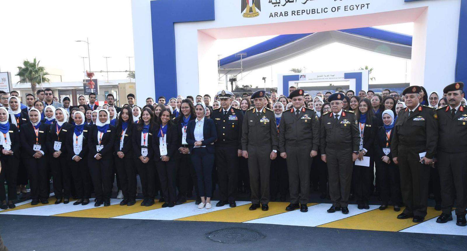 وزير الدفاع يتفقد أجنحة معرض « EDEX 2023» والشركات العارضة| صور