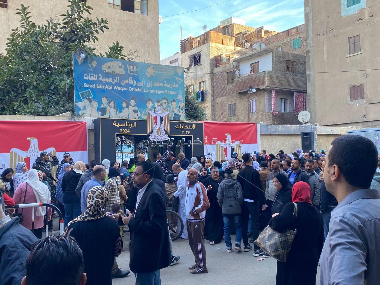 توافد المئات من المواطنين بمدرسة شبر الثانوية بنات مصر للإدلاء باصواتهم في الانتخابات الرئاسية 