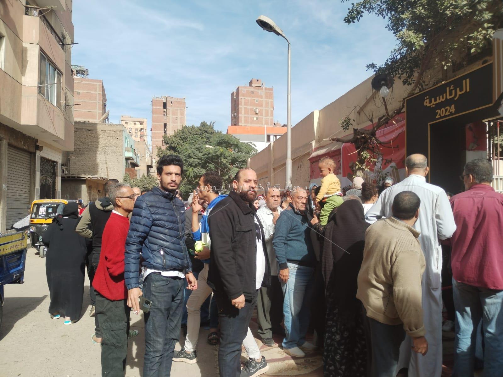 توافد المئات من المواطنين بمدرسة شبر الثانوية بنات مصر للإدلاء باصواتهم في الانتخابات الرئاسية 