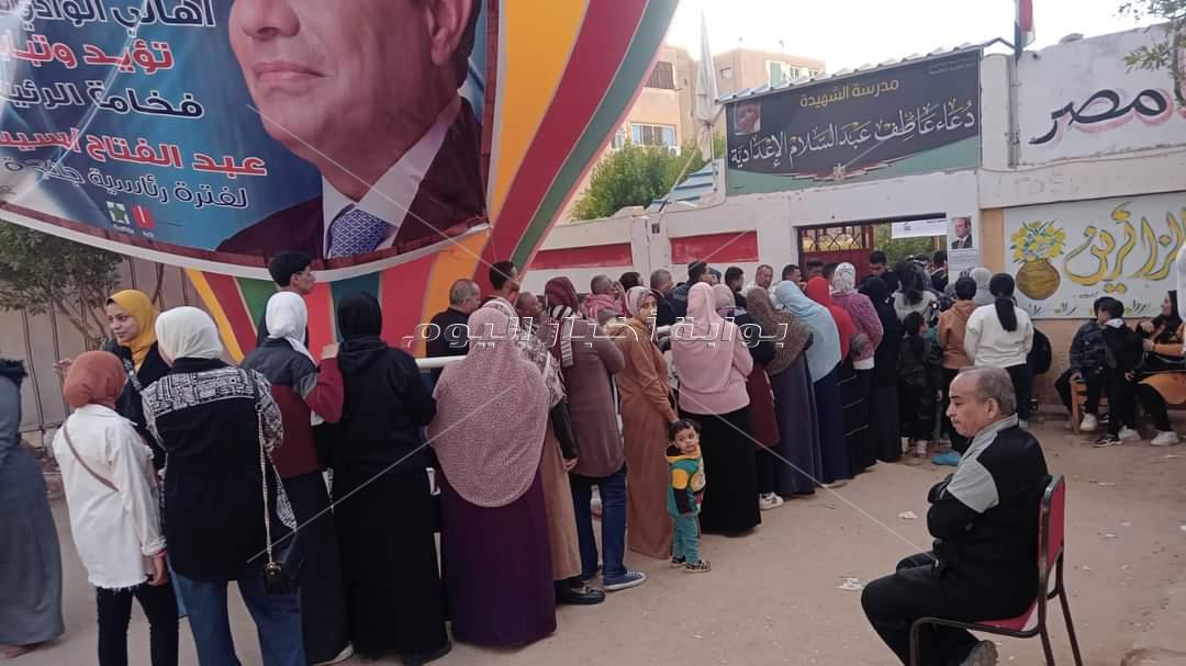 بعلامة النصر".. جانب من مشاركة المرأة المصرية في اليوم الأول من الانتخابات فى محافظة الوادى الجديد
