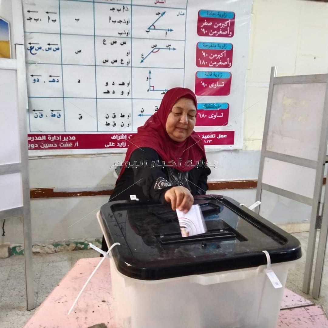 بعلامة النصر".. جانب من مشاركة المرأة المصرية في اليوم الأول من الانتخابات فى محافظة الوادى الجديد