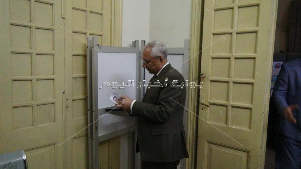 رئيس جامعة المنيا يدلي بصوته الانتخابي بمقر لجنته بمدرسة سعد زغلول