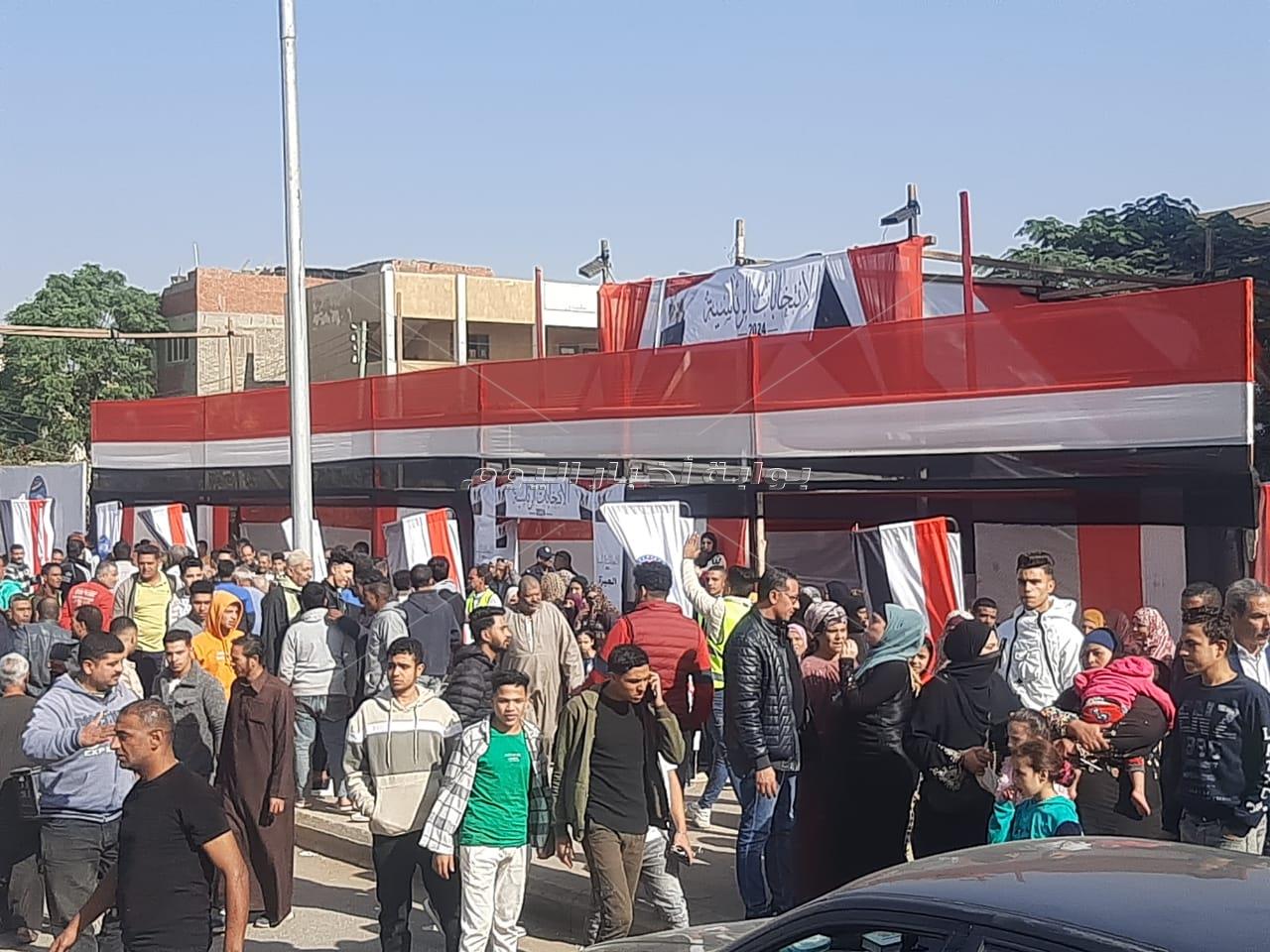 كثافة كبيرة من المواطنين أمام لجنة مدرسة منشأة القناطر في ثاني أيام الانتخابات الرئاسية