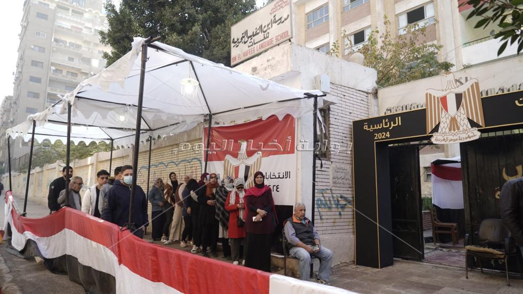 اقبال كثيف من المواطنين بلجنه مدرسة بن النفيس بمدينة نصر للتصويت في الانتخابات الرئاسية