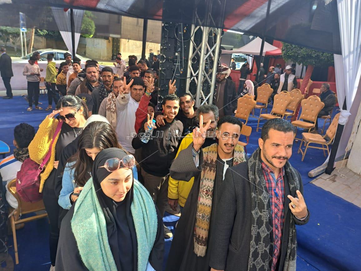 توافد المواطنين للإدلاء بصوتهم داخل لجان مدرسة نهضة مصر التجربية في ثالث أيام الانتخابات الرئاسية