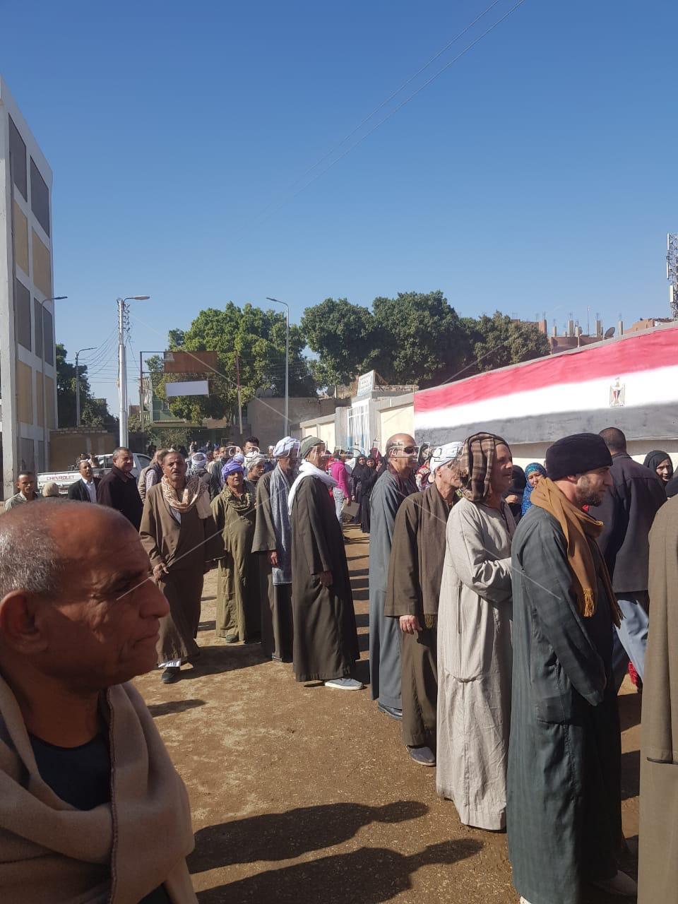 اقبال كبير من المواطنين للادلاء باصواتهم بقرية البدرمان في المنيا