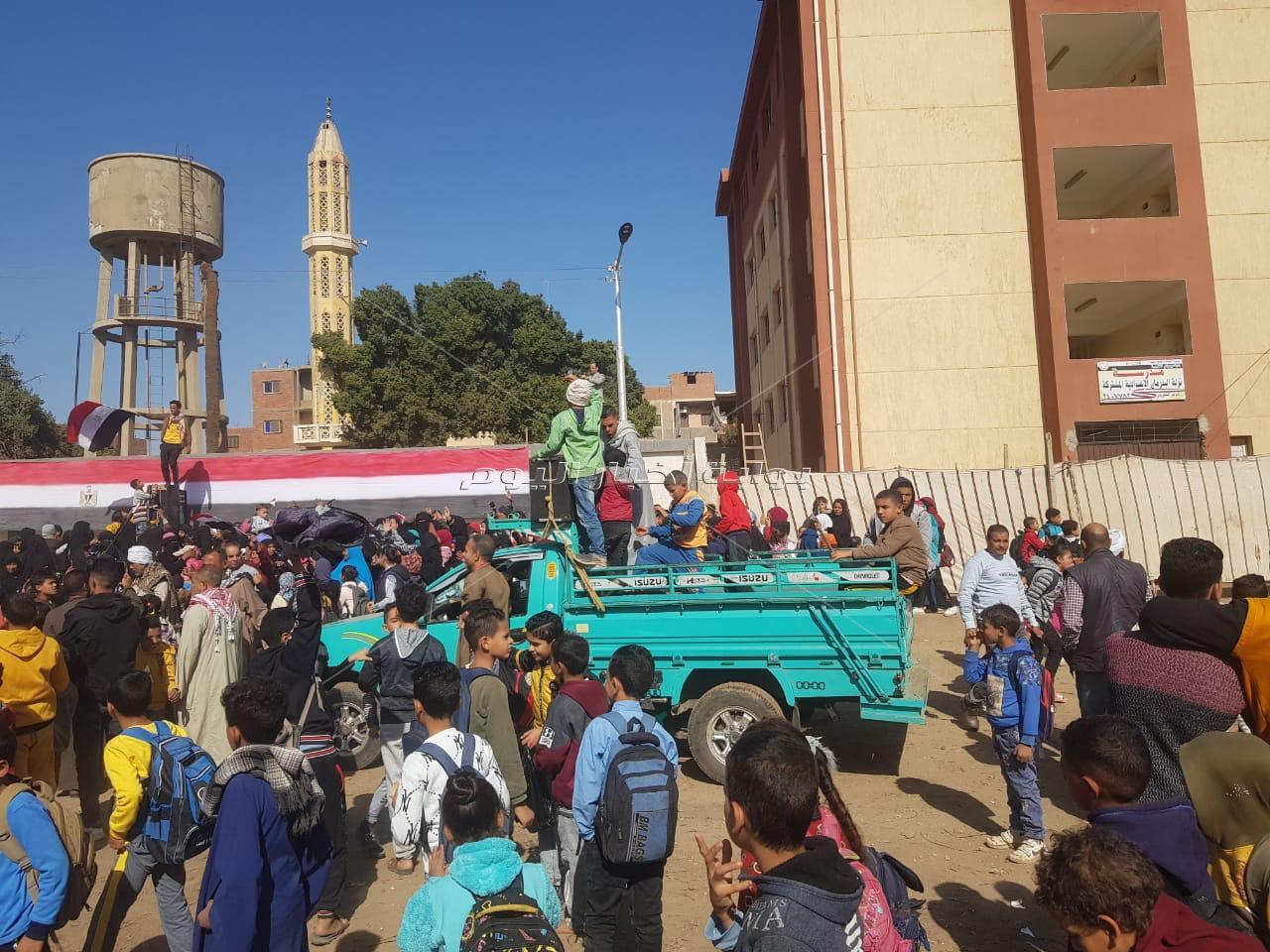 اقبال كبير من المواطنين للادلاء باصواتهم بقرية البدرمان في المنيا