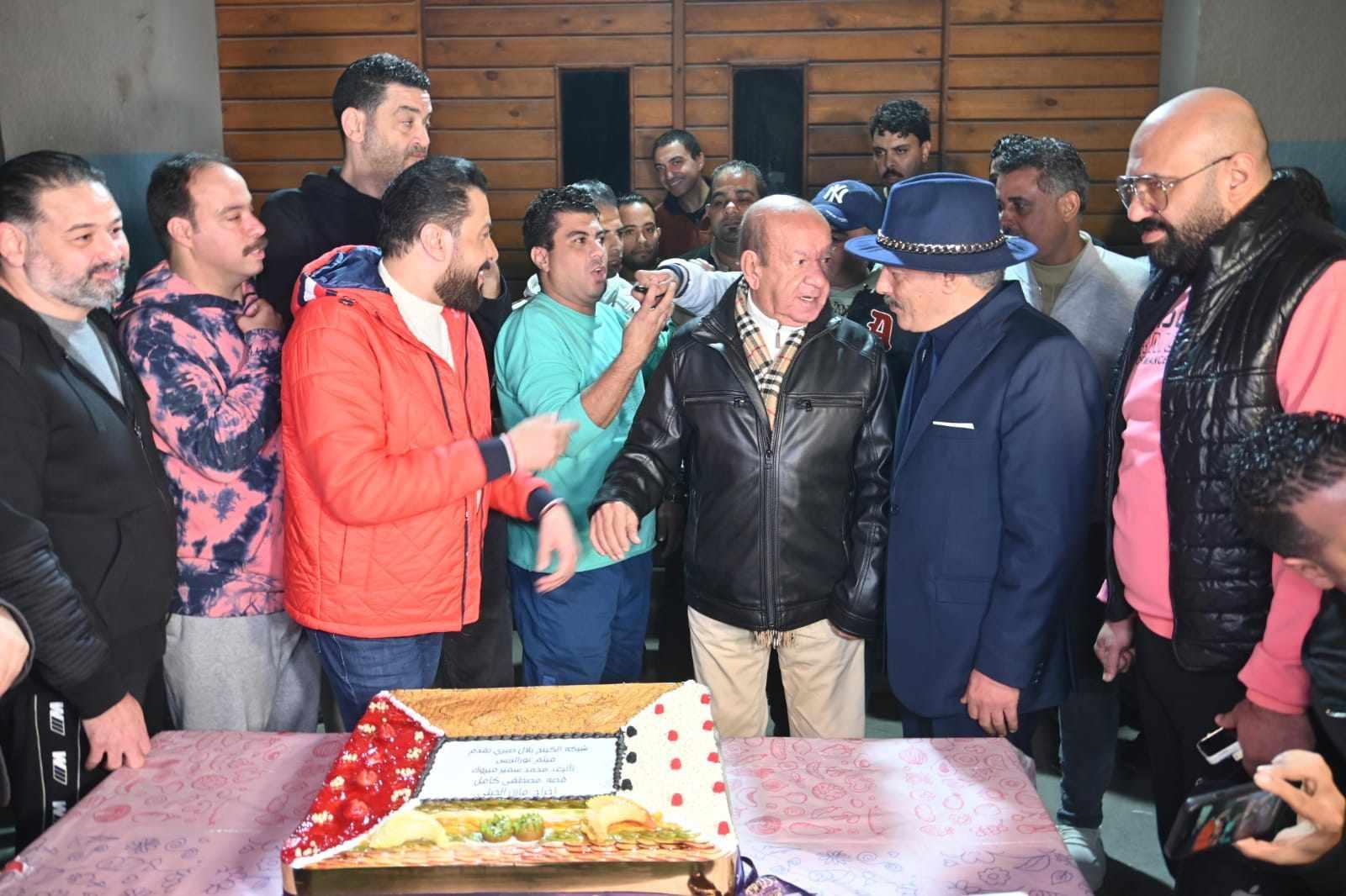 مصطفى كامل يحتفل ببدأ تصوير فيلمه الجديد «نور الريس»