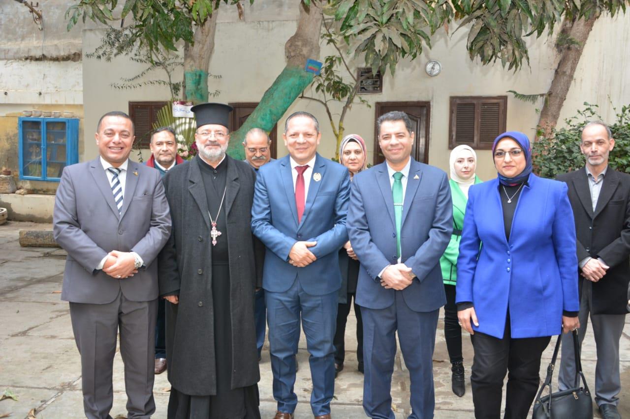 رئيس جامعة دمياط يزور كنيسة الروم الأرثوذكس  للتهنئة بعيد الميلاد المجيد