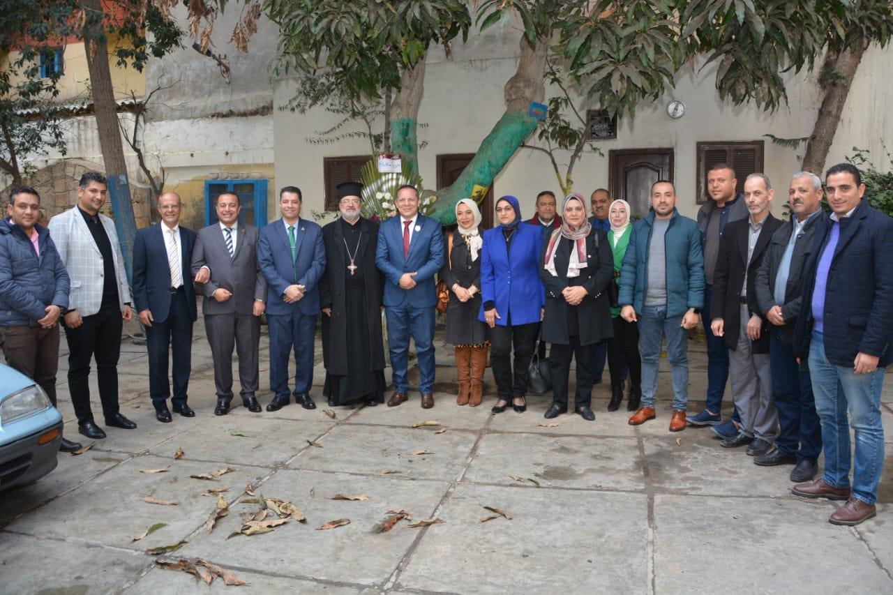 رئيس جامعة دمياط يزور كنيسة الروم الأرثوذكس  للتهنئة بعيد الميلاد المجيد