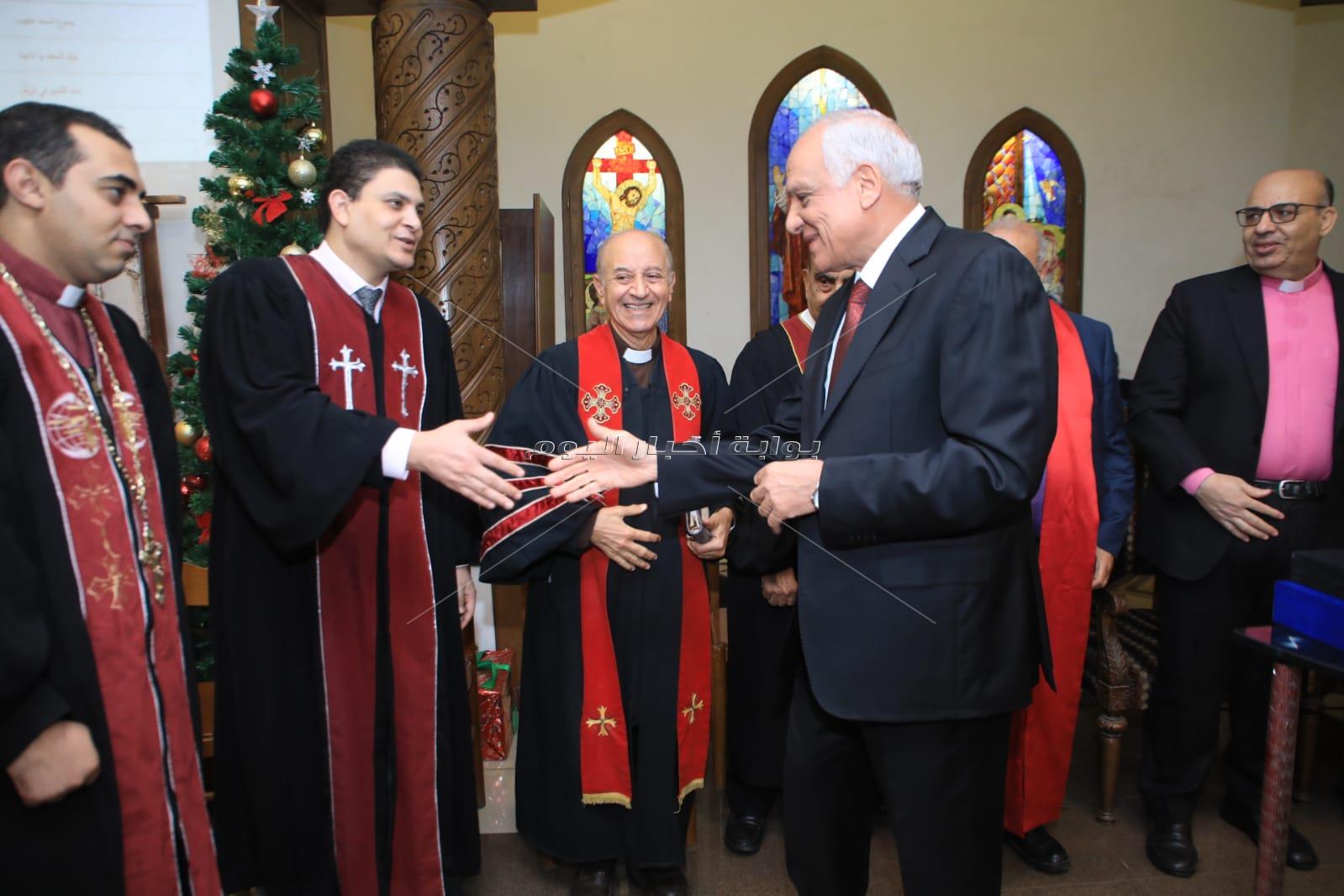 محافظ الجيزة يزور مقر الكنيسة الإنجيلية بالجيزة للتهنئة بعيد الميلاد 