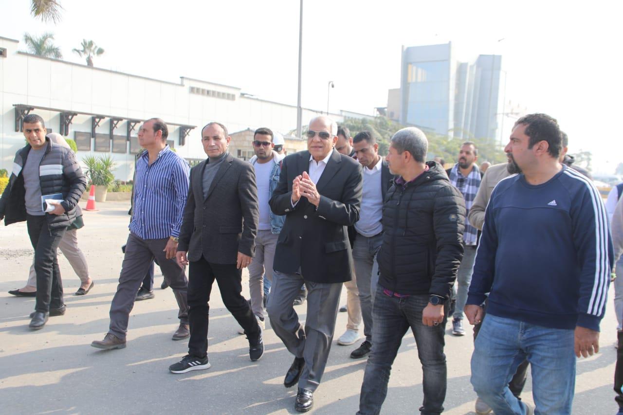 اللواء أحمد راشد محافظ الجيزة خلال متابعة أعمال التطوير الجارية